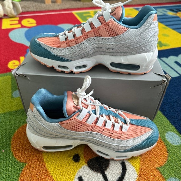 Nike Blue and Pink Air Max 95 Sneakers - Picture 2 of 4
